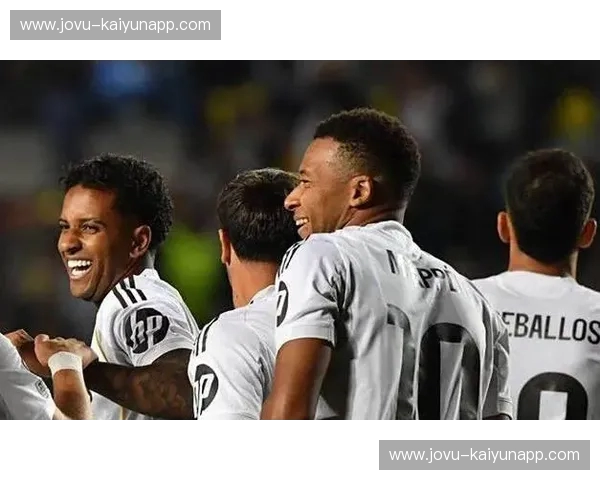 欧冠巅峰弈局：拜仁首发祭出“杀招”，能否在安联球场终结皇马神话？